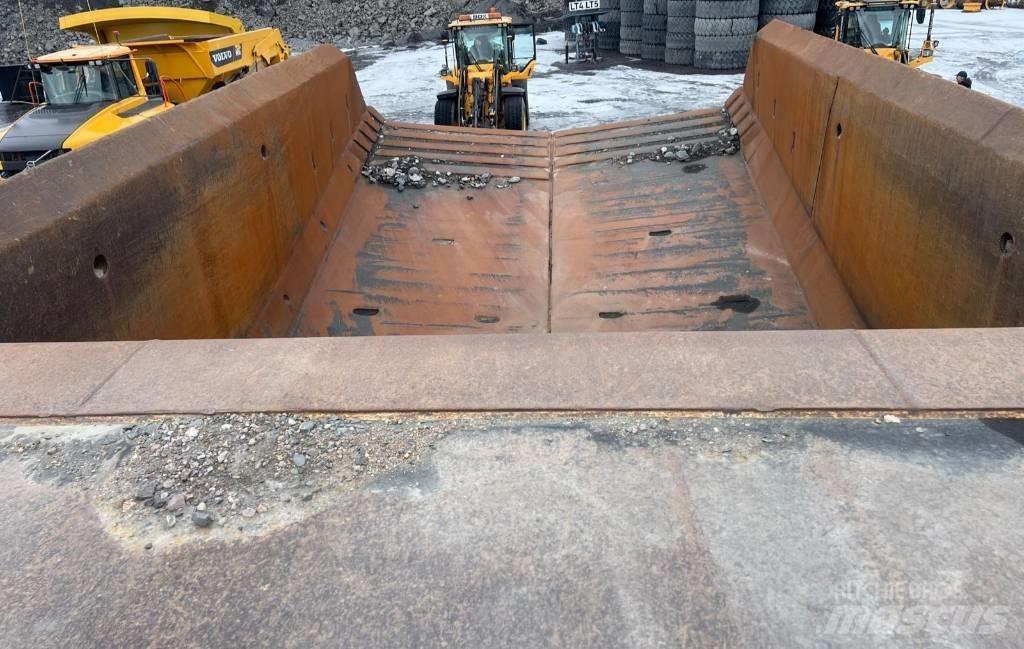Komatsu 605-7 شاحنات المخلفات الصلبة