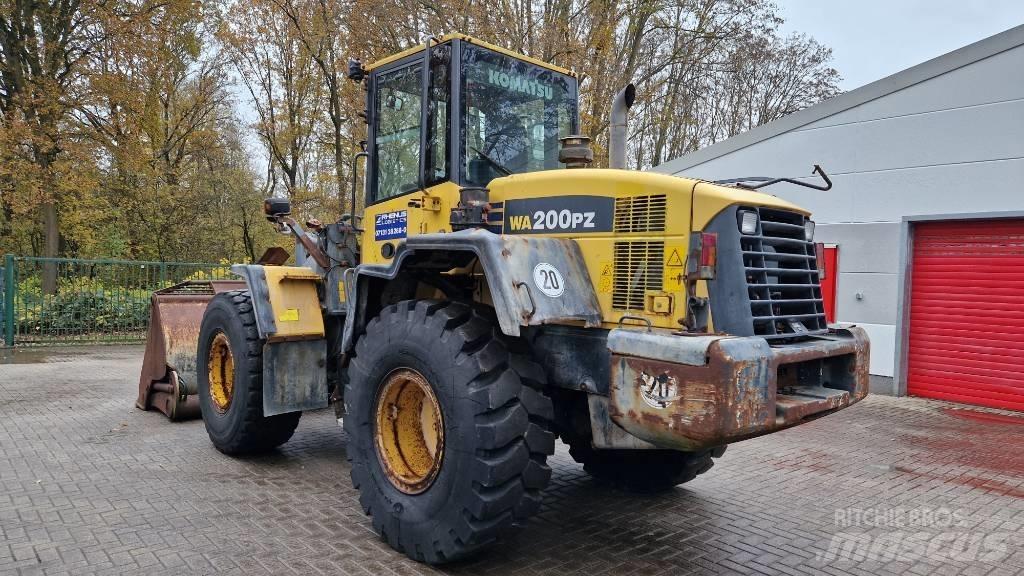 Komatsu WA 200 PZ-6 لوادر بعجل