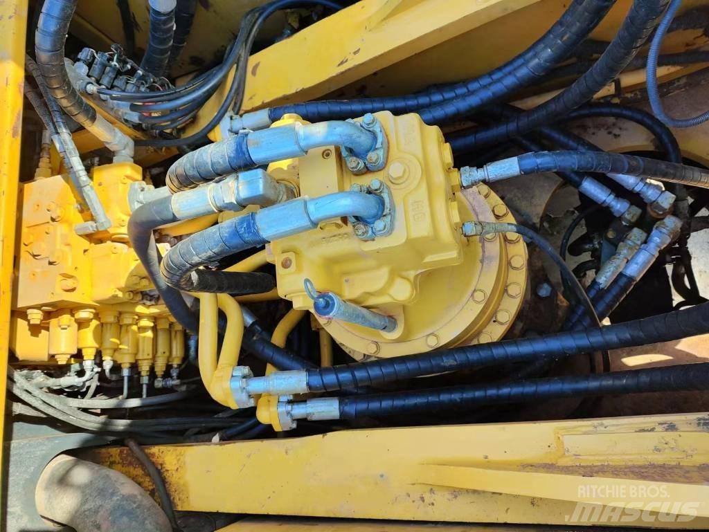Komatsu PC 450 LC-8 حفارات زحافة