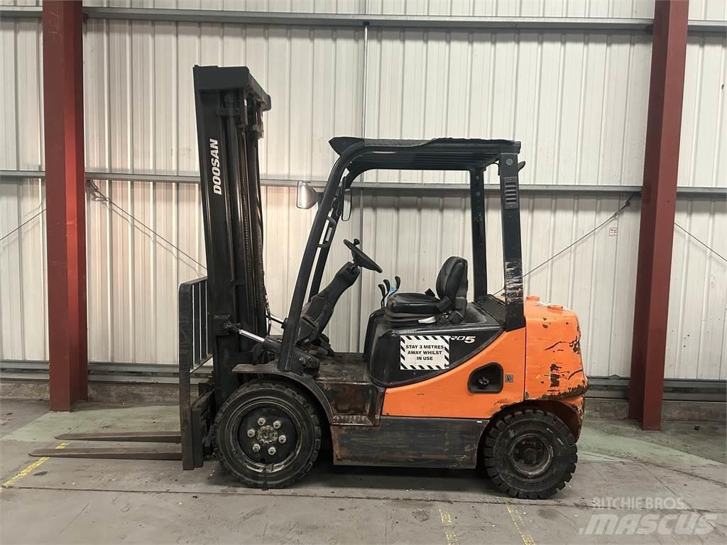 Doosan D25S-5 شاحنات الديزل