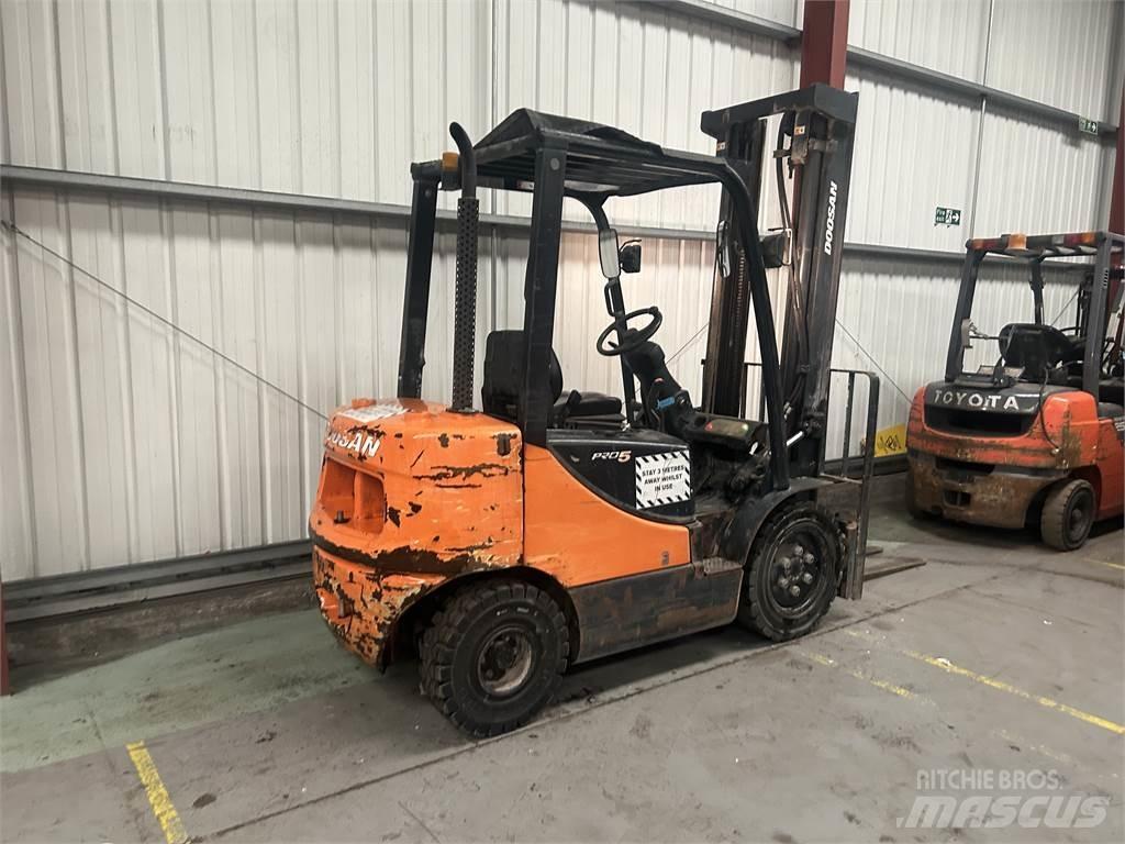Doosan D25S-5 شاحنات الديزل
