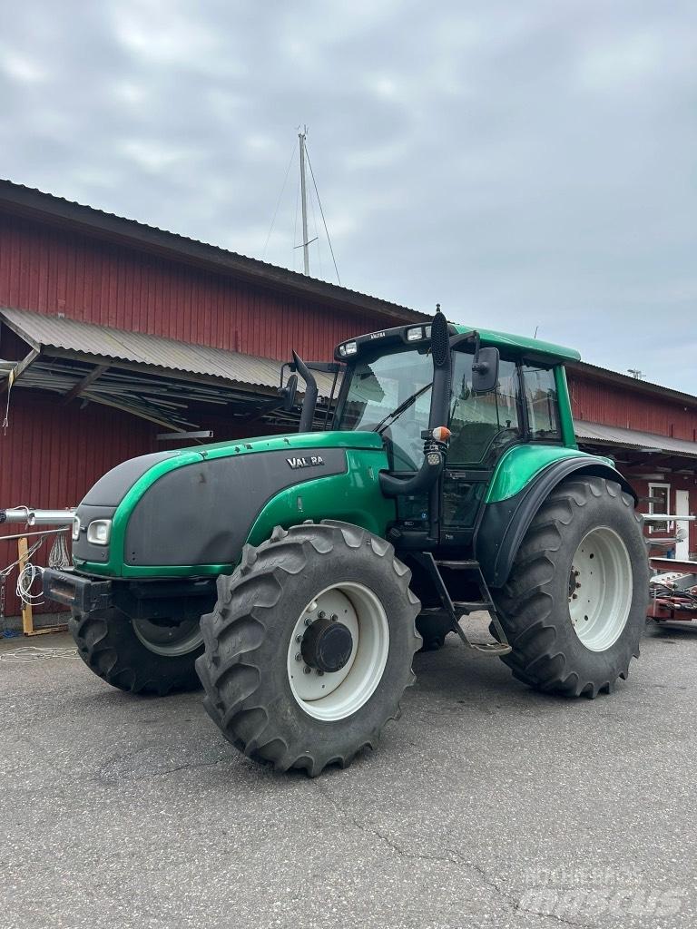 Valtra T 150 الجرارات