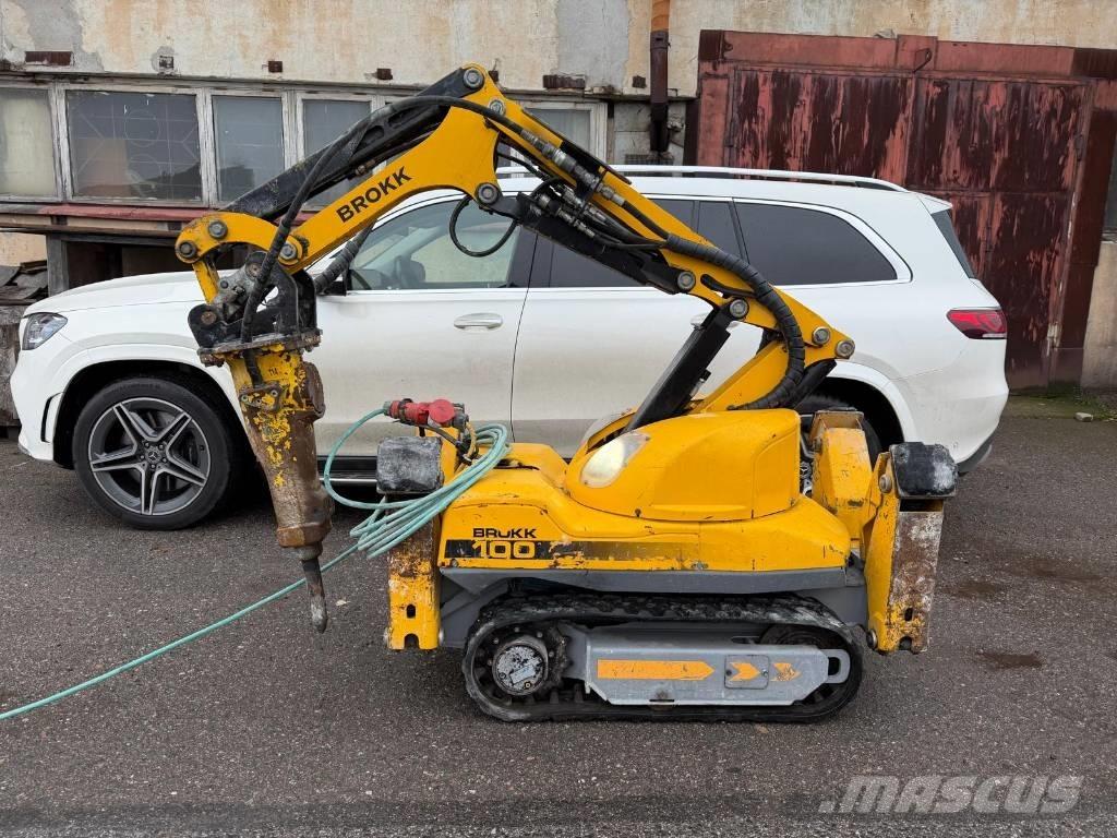 Brokk 100 حفارات هدم
