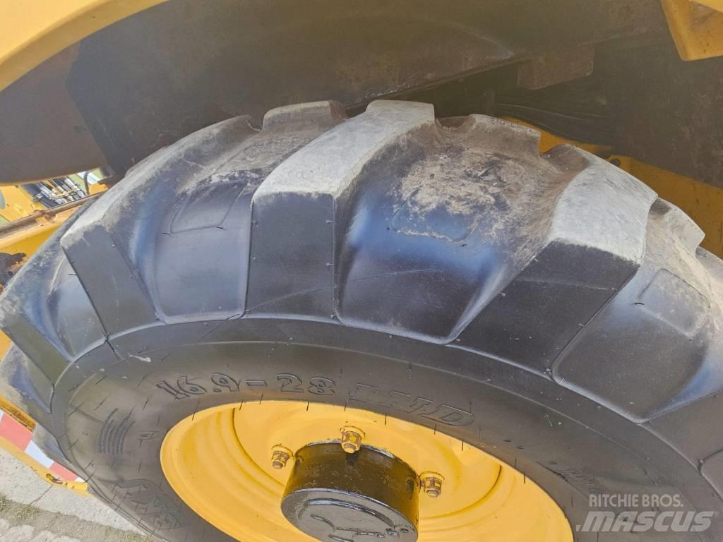 Komatsu WB 93 S-5 لوادر ذات جرافات عكسية