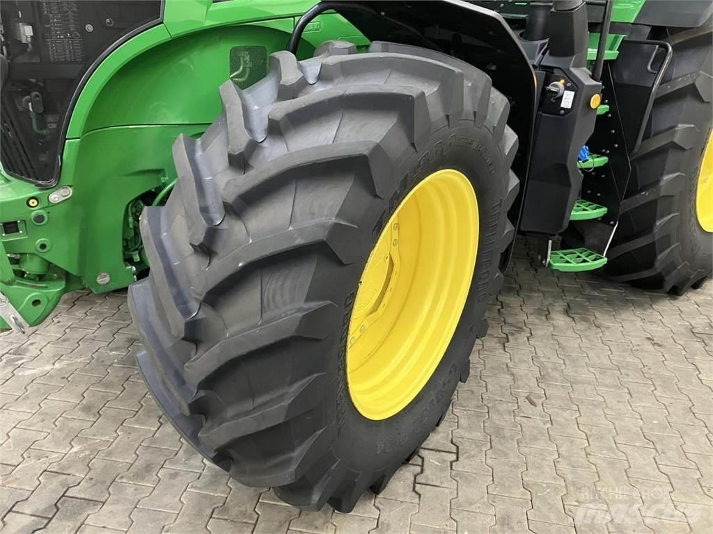 John Deere 7R 330 الجرارات