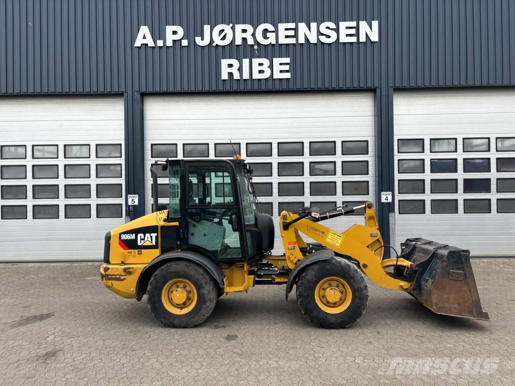 CAT 906 M لوادر بعجل