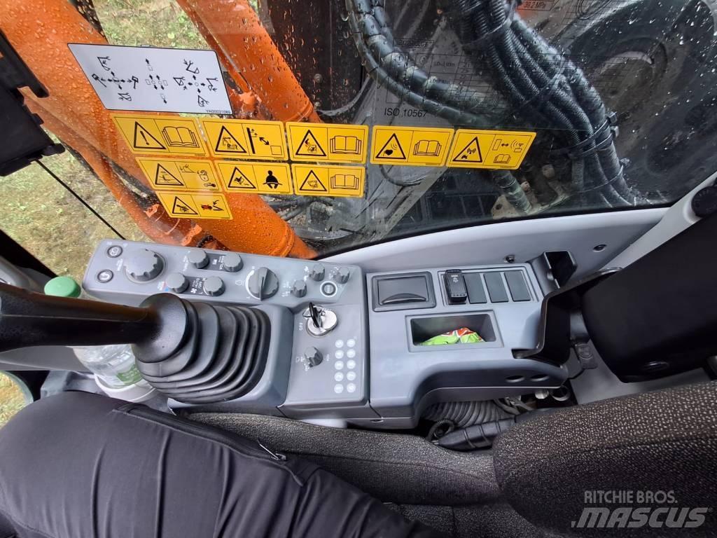 Hitachi ZX 225 US LC حفارات زحافة