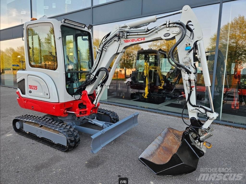 Takeuchi TB 225 حفارات صغيرة أقل من 7 طن (حفارات صغيرة)