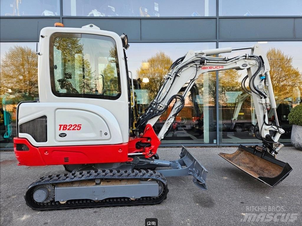 Takeuchi TB 225 حفارات صغيرة أقل من 7 طن (حفارات صغيرة)