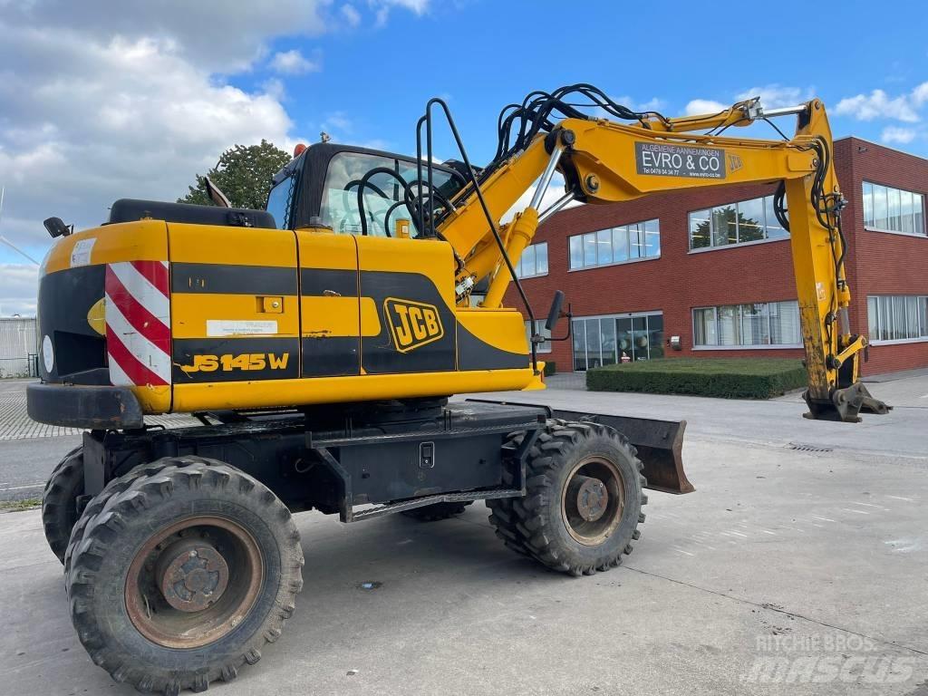 JCB JS 145 W حفارات بعجل