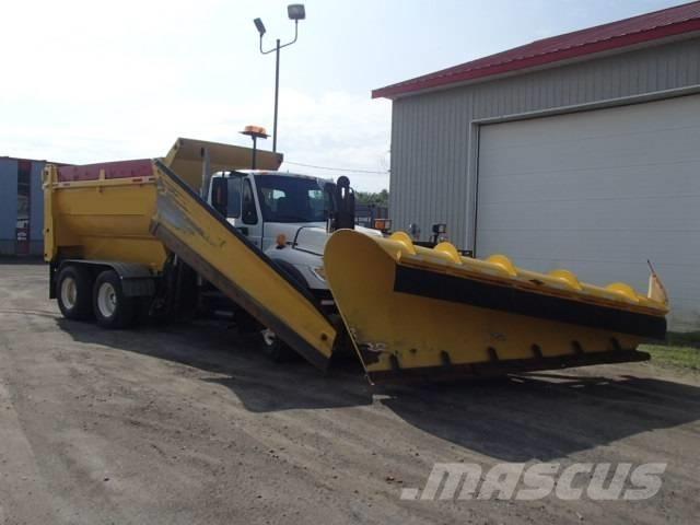 International 7400 حراثات ونصول الجليد
