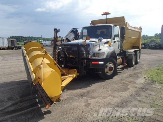 International 7400 حراثات ونصول الجليد
