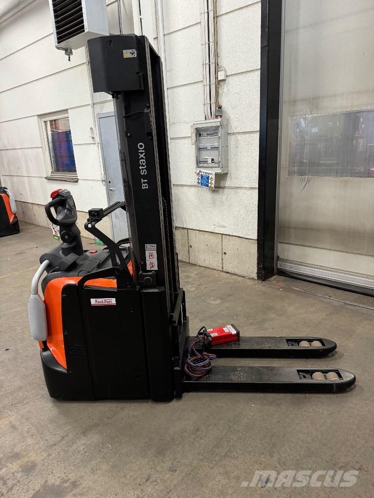 Toyota SPE140L معدات التكديس الجوالة