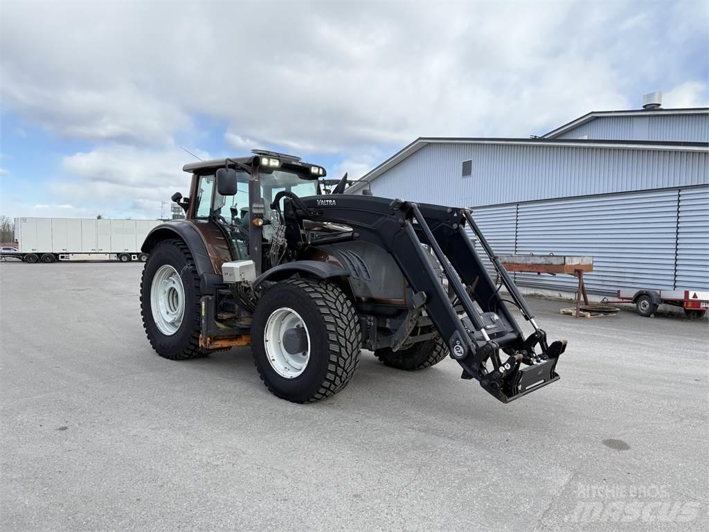 Valtra T203 الجرارات