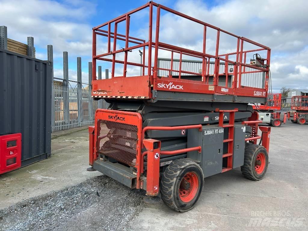 SkyJack SJ 8841 RT رافعات مقصية الشكل