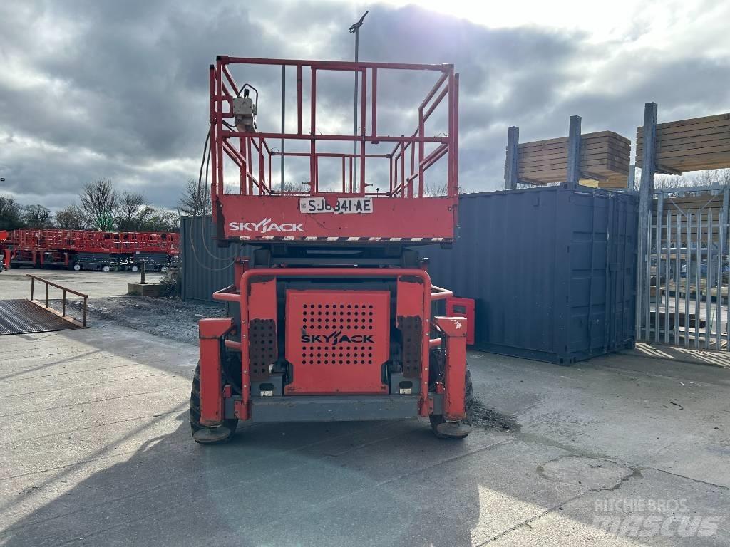 SkyJack SJ 8841 RT رافعات مقصية الشكل