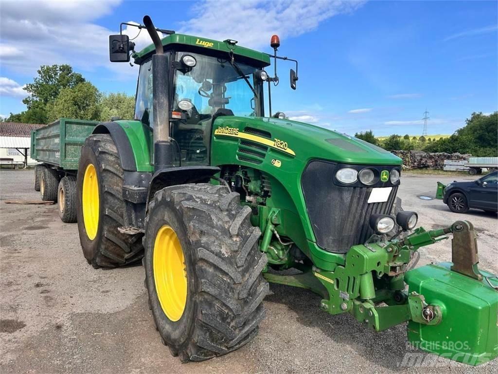 John Deere 7820 الجرارات