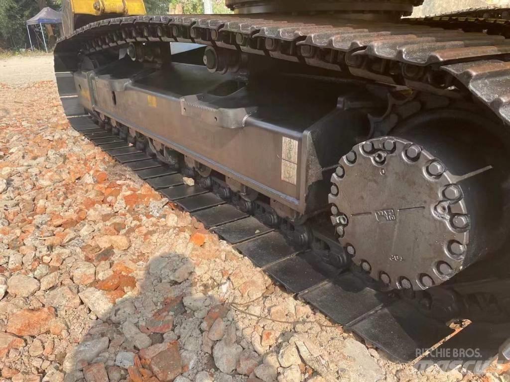 Komatsu PC 200 حفارات زحافة