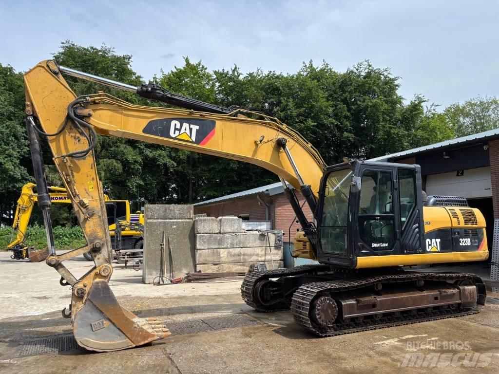 CAT 323 D LN حفارات زحافة