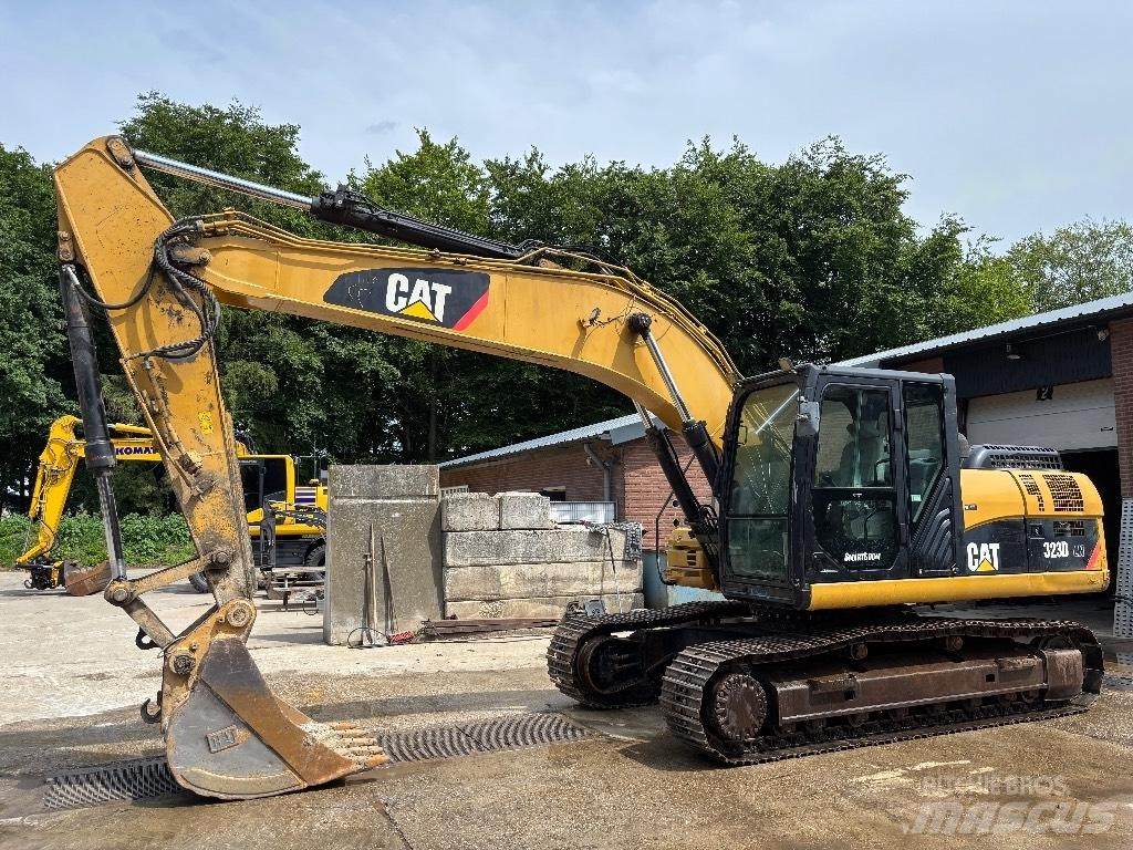 CAT 323 D LN حفارات زحافة