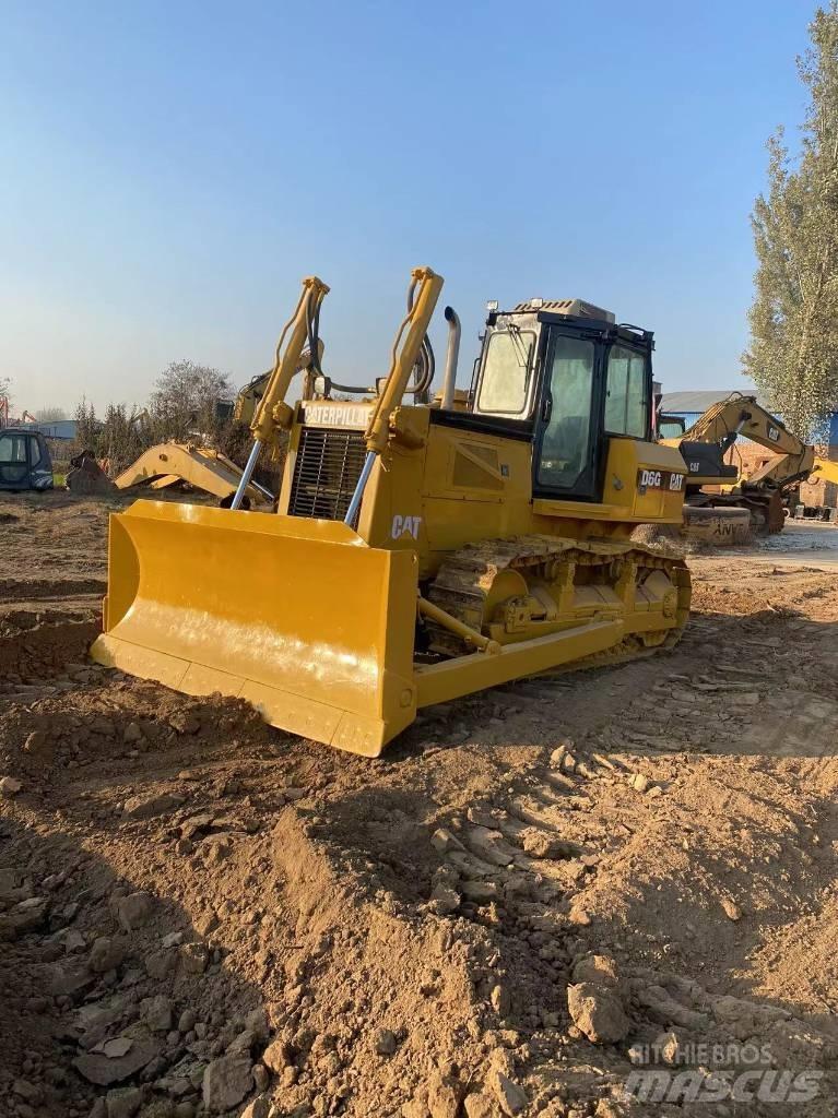 CAT D 6 G بلدوزرات مجنزرة