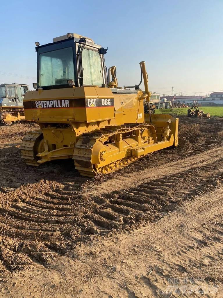 CAT D 6 G بلدوزرات مجنزرة
