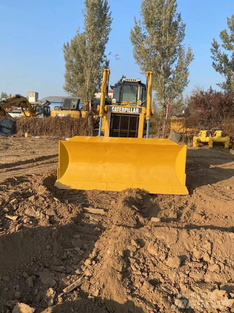 CAT D 6 G بلدوزرات مجنزرة