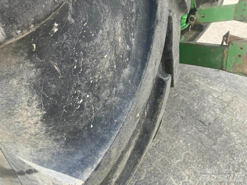 John Deere 6210 R الجرارات
