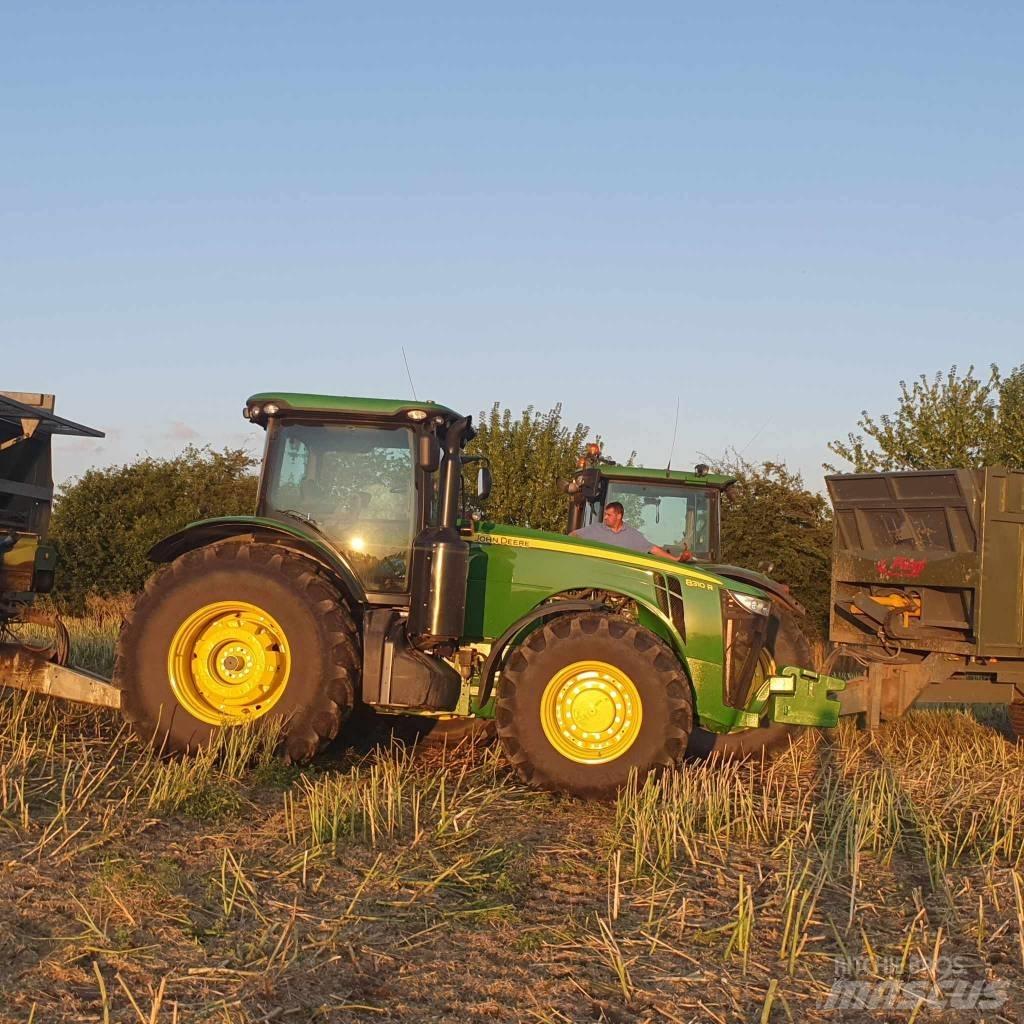 John Deere 8310 R الجرارات
