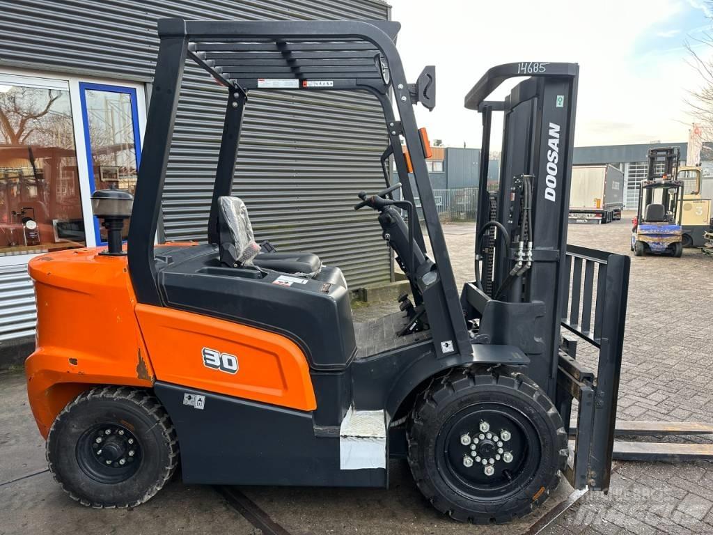 Doosan D30NX شاحنات الديزل