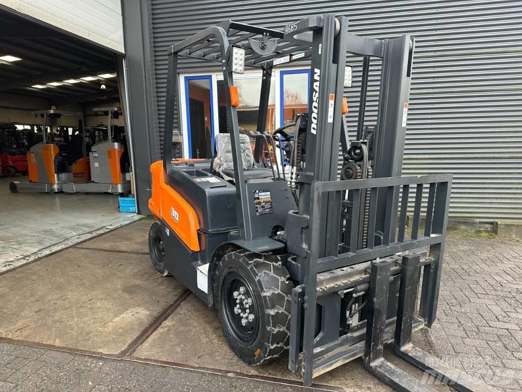 Doosan D30NX شاحنات الديزل