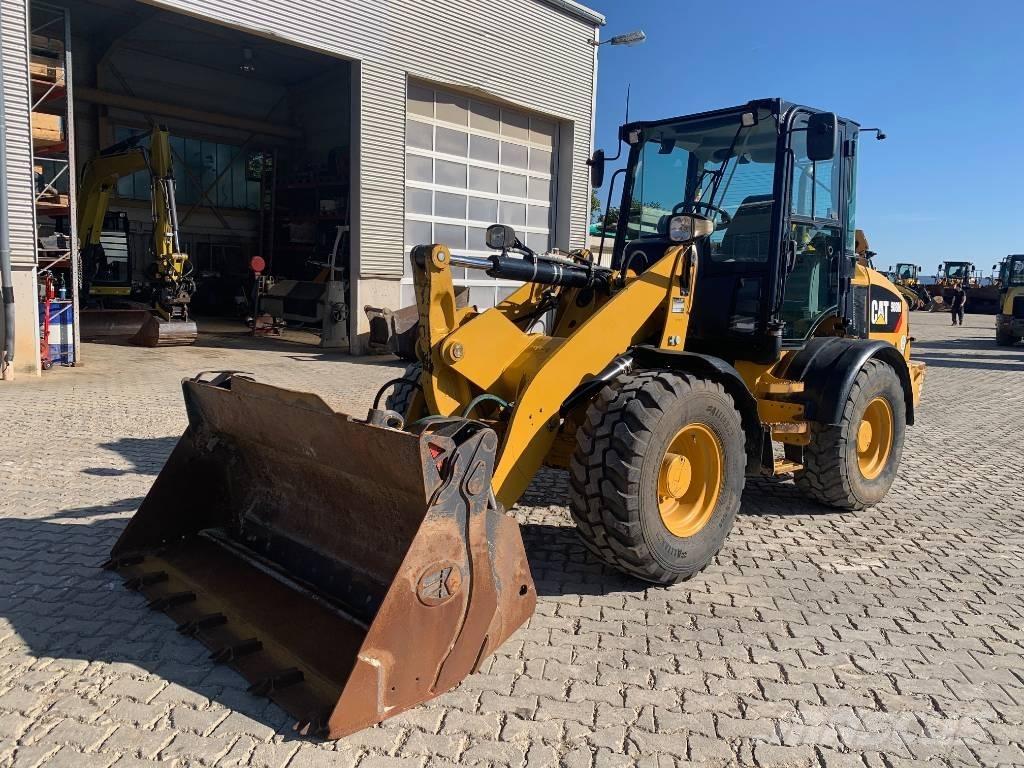 CAT 908M لوادر بعجل