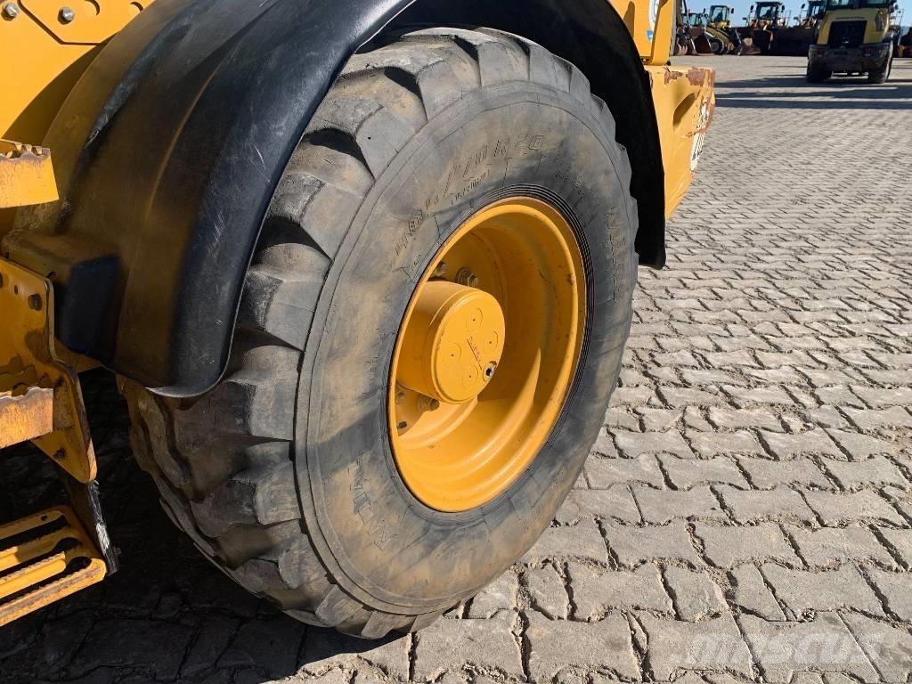 CAT 908M لوادر بعجل