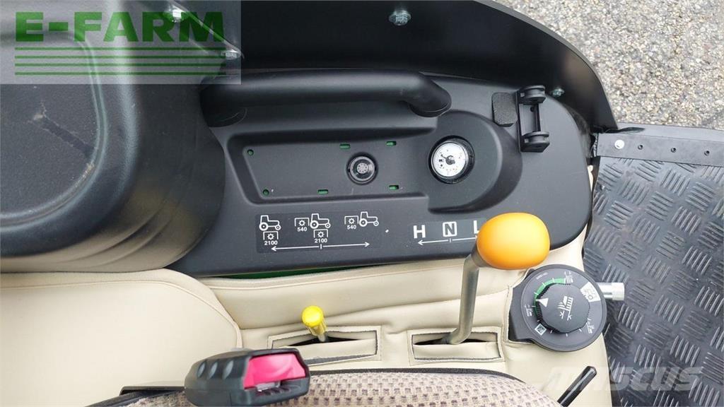 John Deere 1026R الجرارات