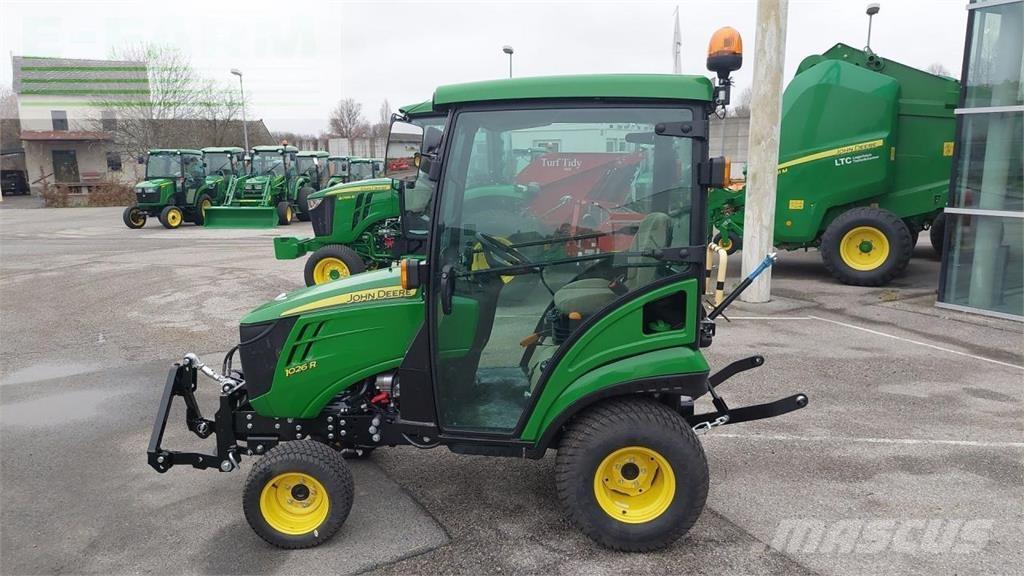 John Deere 1026R الجرارات