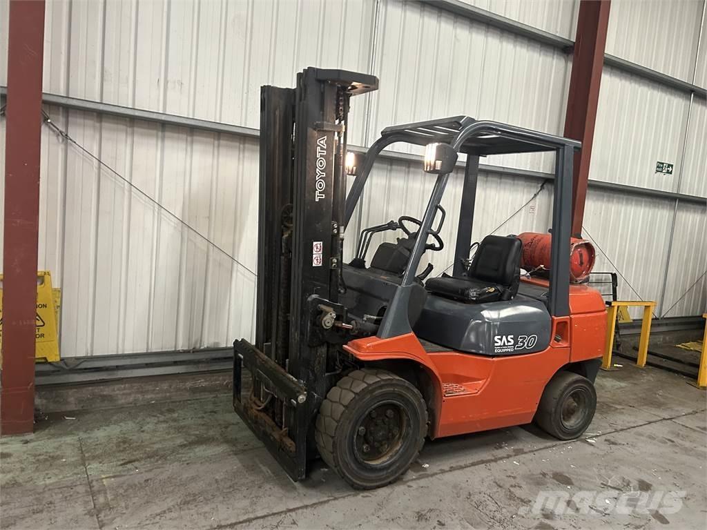 Toyota 7FGF30 شاحنات LPG
