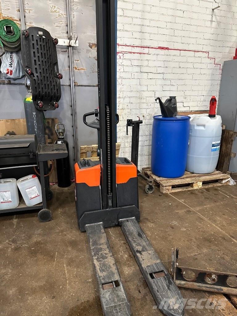 Toyota HWE 100 معدات التكديس الجوالة