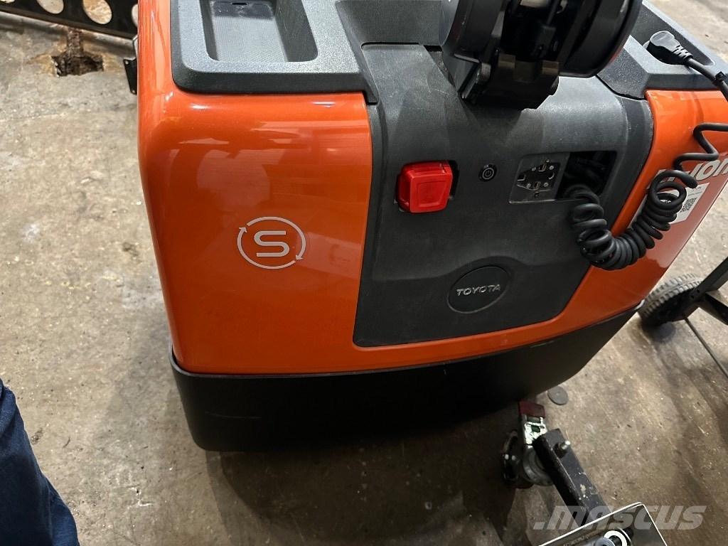 Toyota HWE 100 معدات التكديس الجوالة