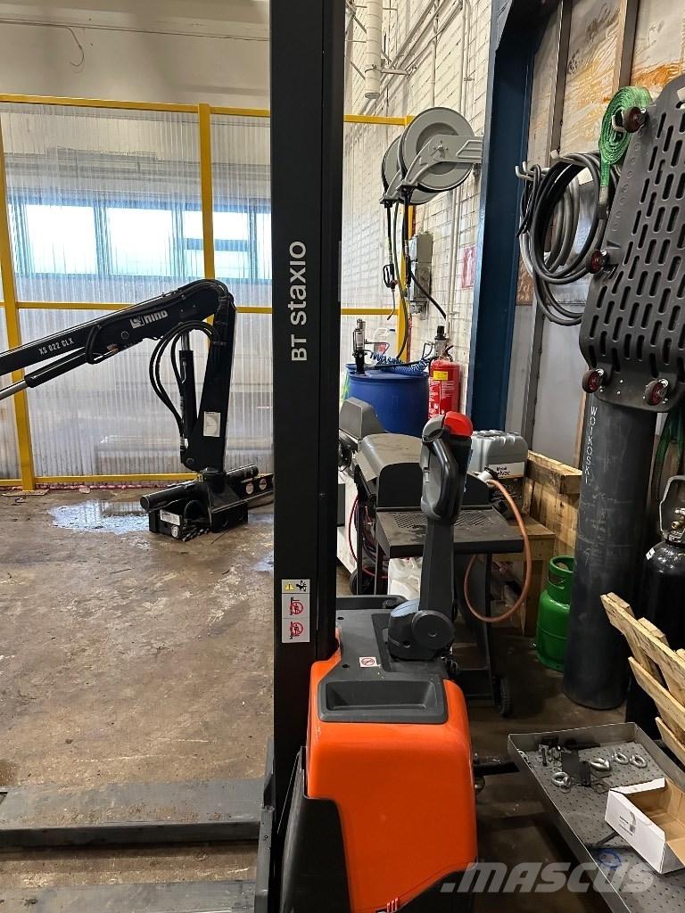 Toyota HWE 100 معدات التكديس الجوالة