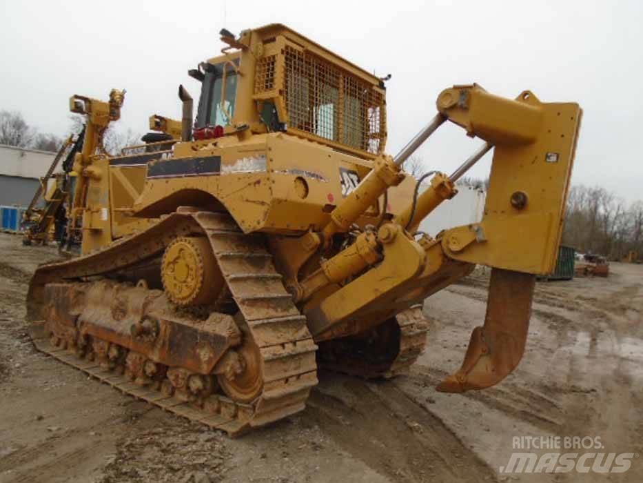 CAT D 8 T بلدوزرات مجنزرة