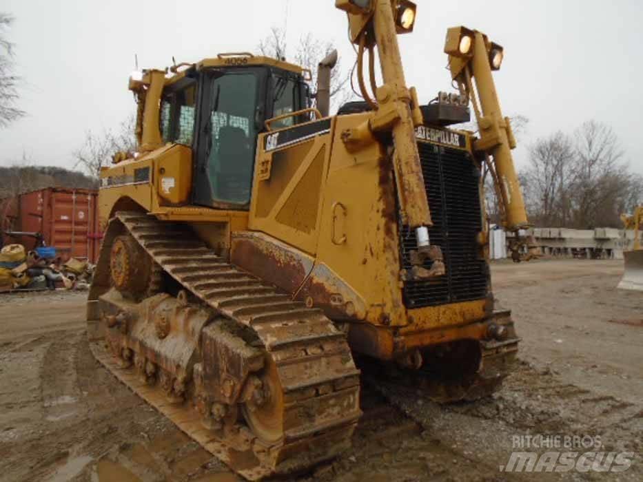 CAT D 8 T بلدوزرات مجنزرة