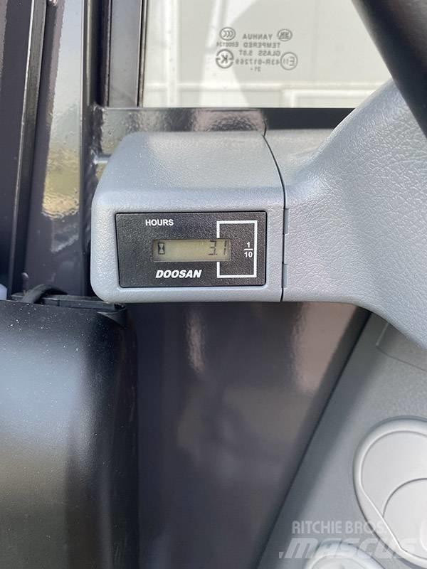Doosan DX 63-3 حفارات صغيرة أقل من 7 طن (حفارات صغيرة)