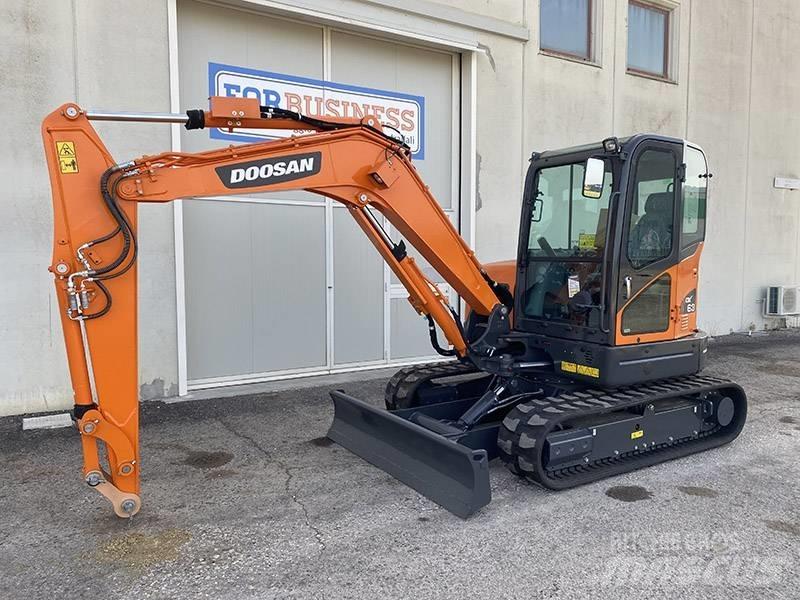 Doosan DX 63-3 حفارات صغيرة أقل من 7 طن (حفارات صغيرة)
