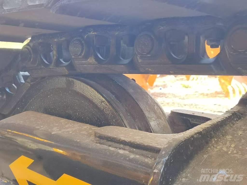 CAT 320 D حفارات زحافة