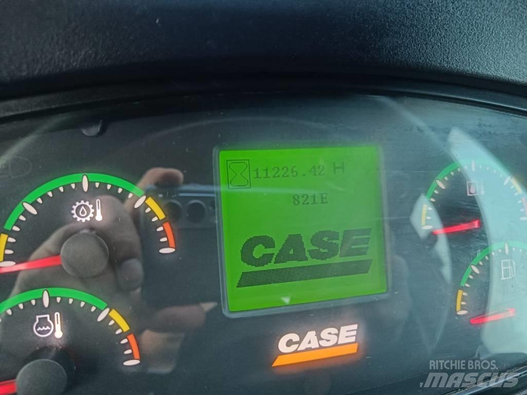 CASE 821 E لوادر بعجل