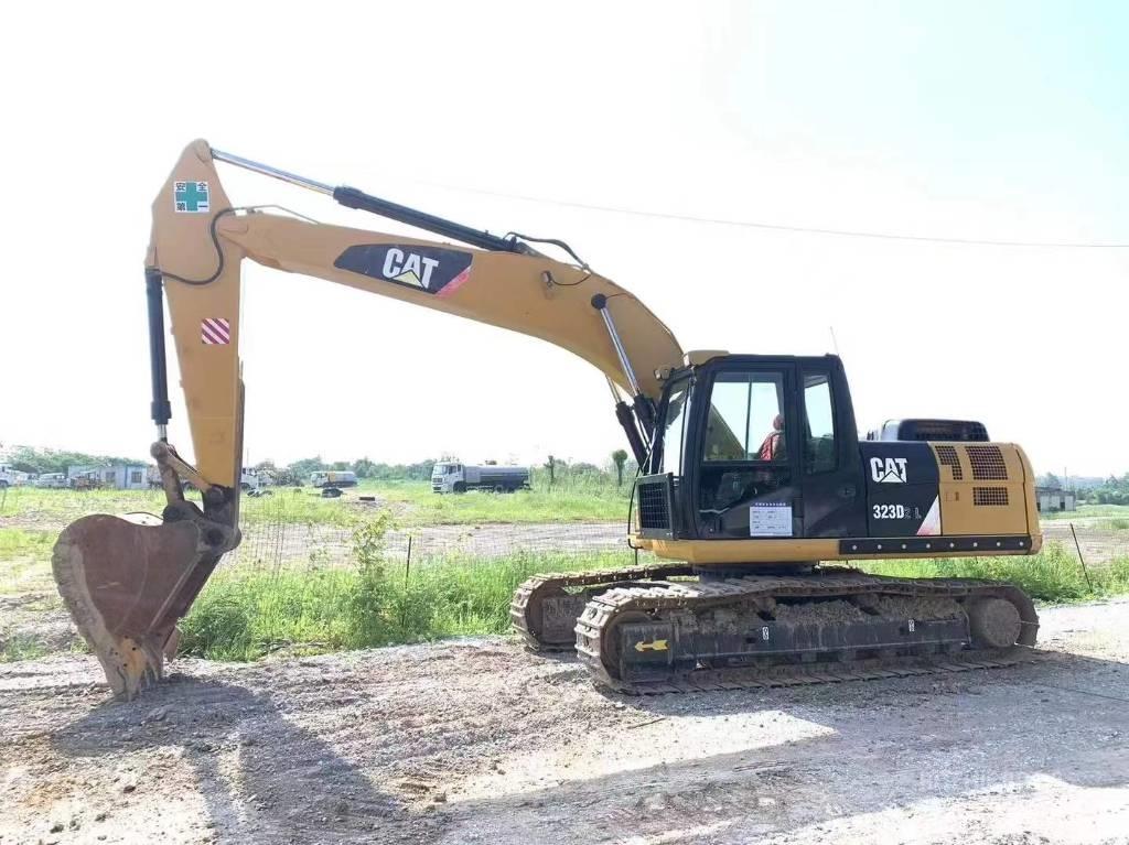 CAT 323 D حفارات زحافة