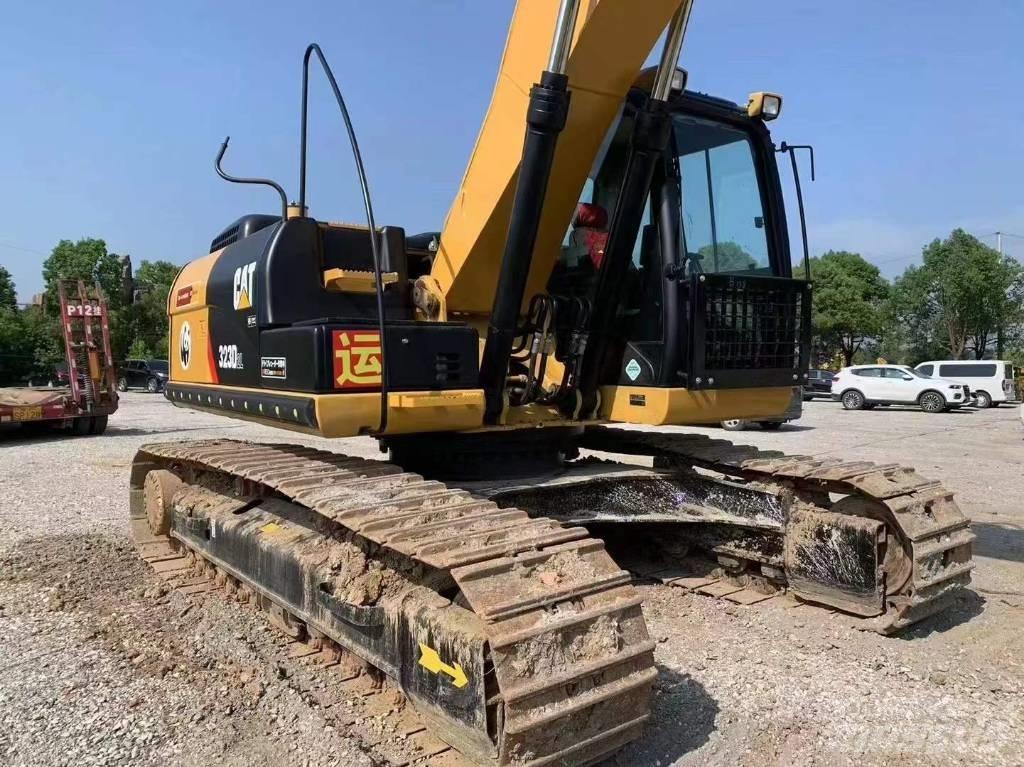 CAT 323 D حفارات زحافة