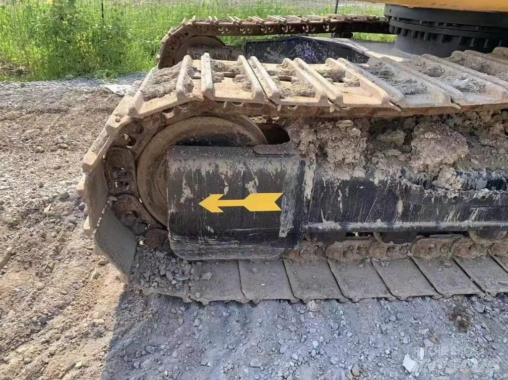 CAT 323 D حفارات زحافة