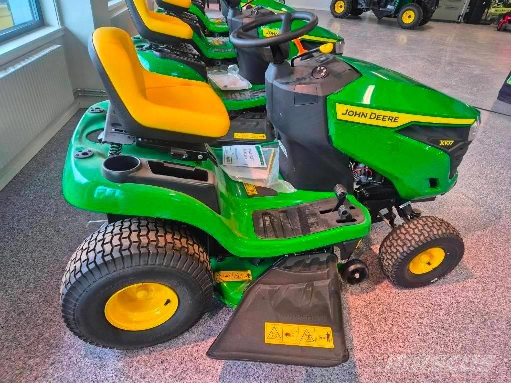 John Deere X 107 ركوب الحشائش