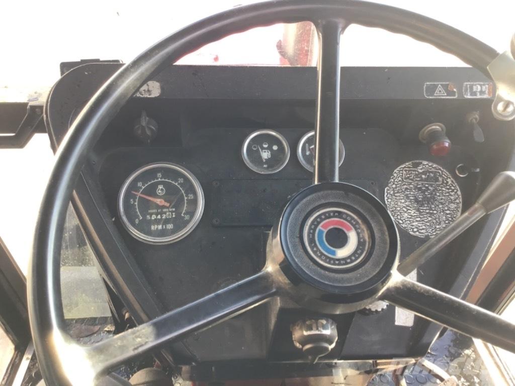 International 684 الجرارات